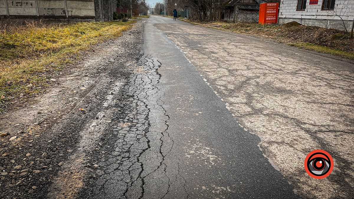 Новий асфальт на вулиці Довбуша частково руйнується 6