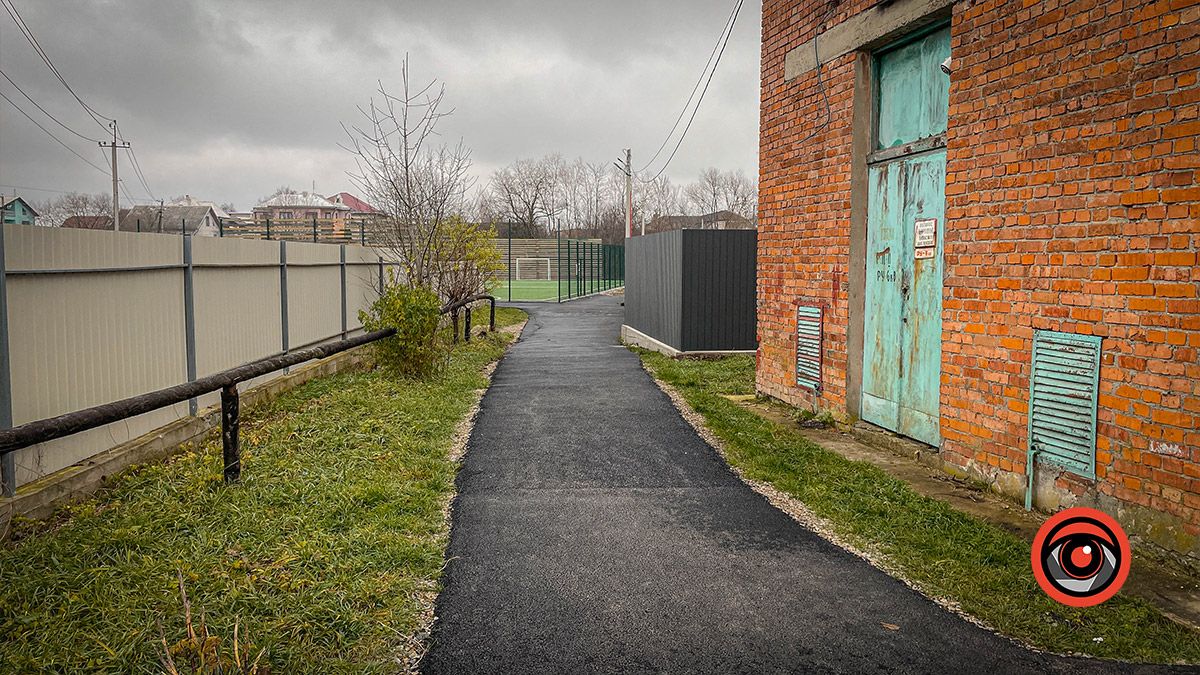 До спортивного поля в мікрорайоні Довбуша постелили доріжки 3