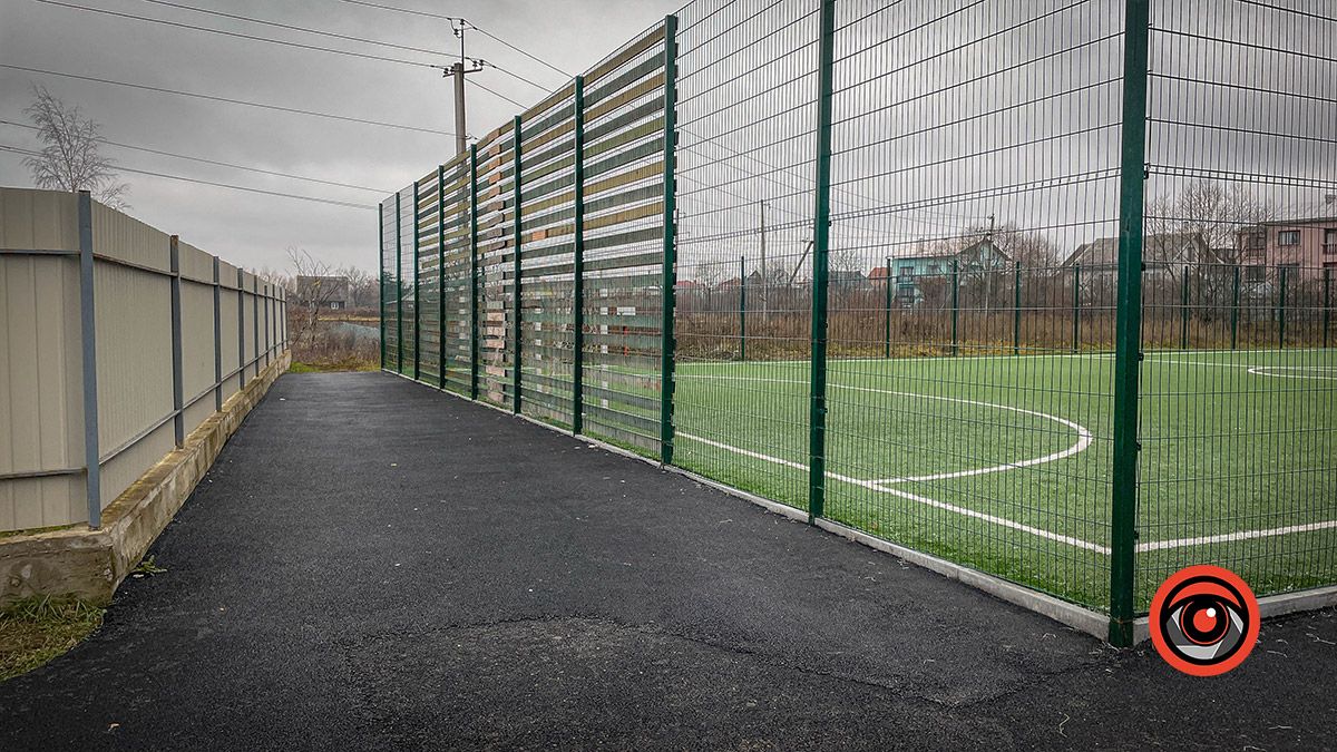 До спортивного поля в мікрорайоні Довбуша постелили доріжки 6