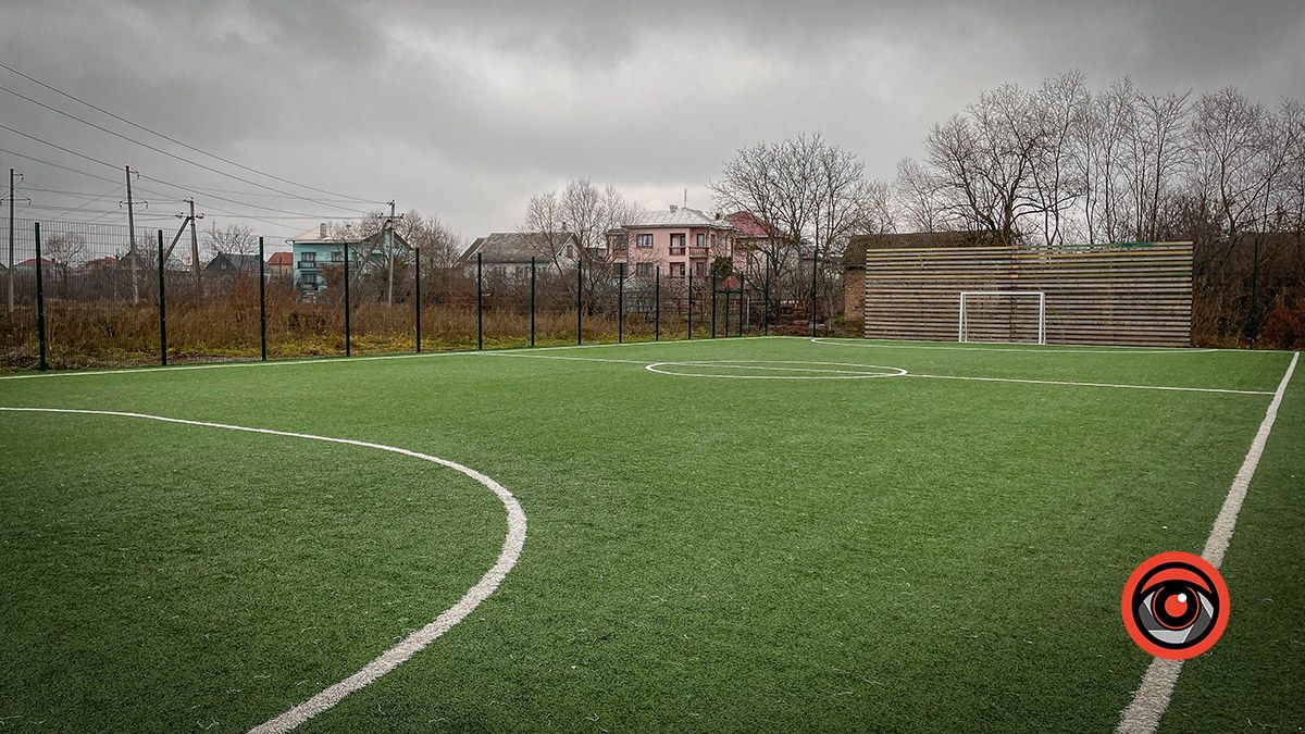 До спортивного поля в мікрорайоні Довбуша постелили доріжки 1