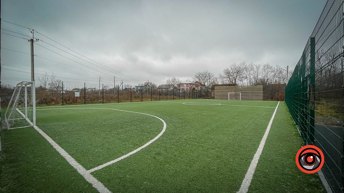 До спортивного поля в мікрорайоні Довбуша постелили доріжки 7