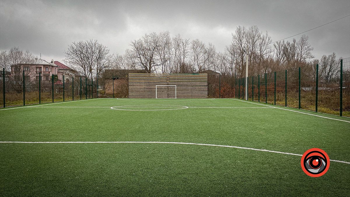 До спортивного поля в мікрорайоні Довбуша постелили доріжки 8