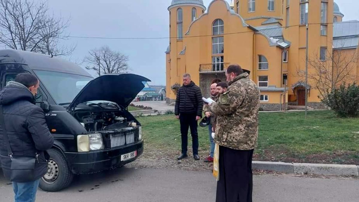 Отинійська ТГ відправила військовим на фронт автівку 3