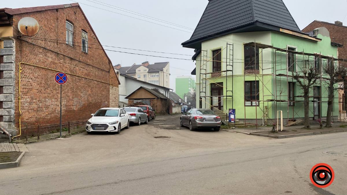 Всупереч усьому: на одній з вулиць водії завжди паркуються з порушеннями 1