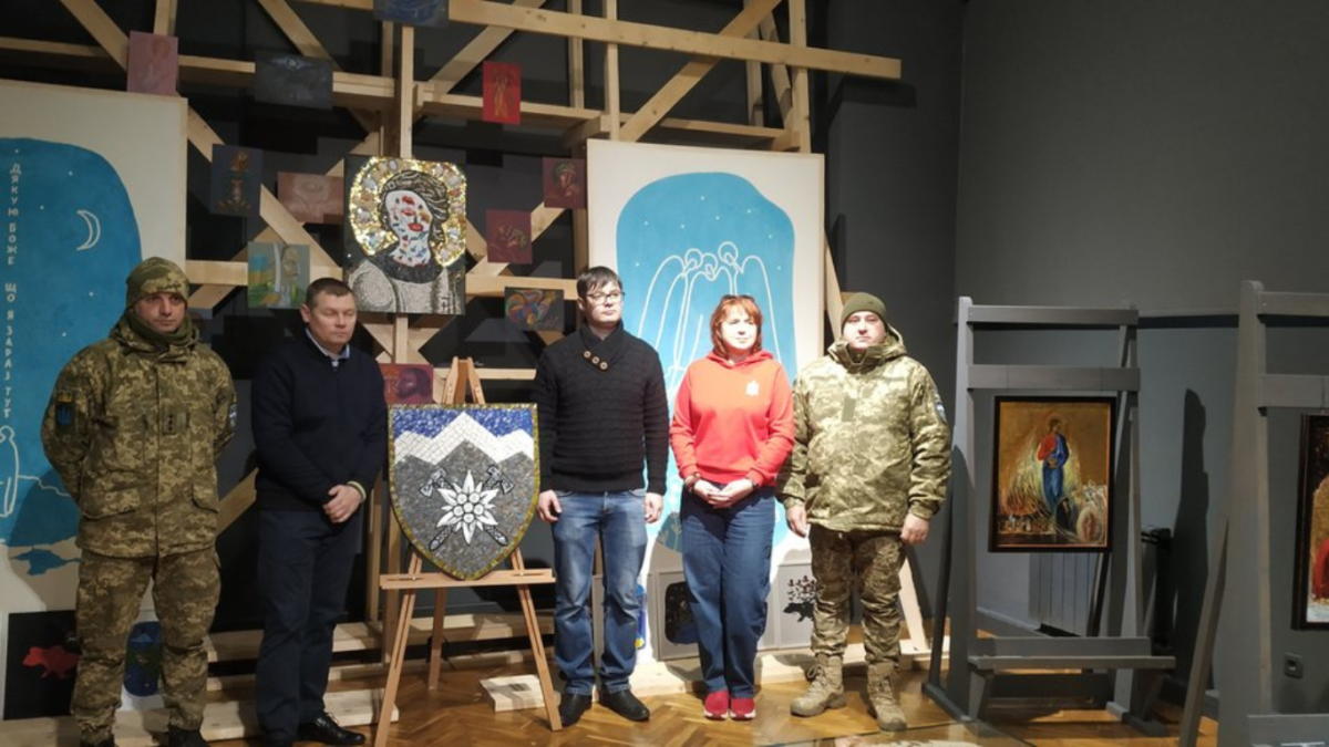 Мозаїчне панно, створене за мотивами шеврона 10 ОГШБ, презентували у Франківську 1
