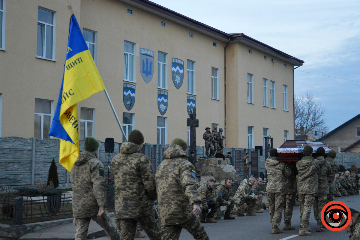 Коломия попрощалася з загиблим Героєм Володимиром Лободюком 11
