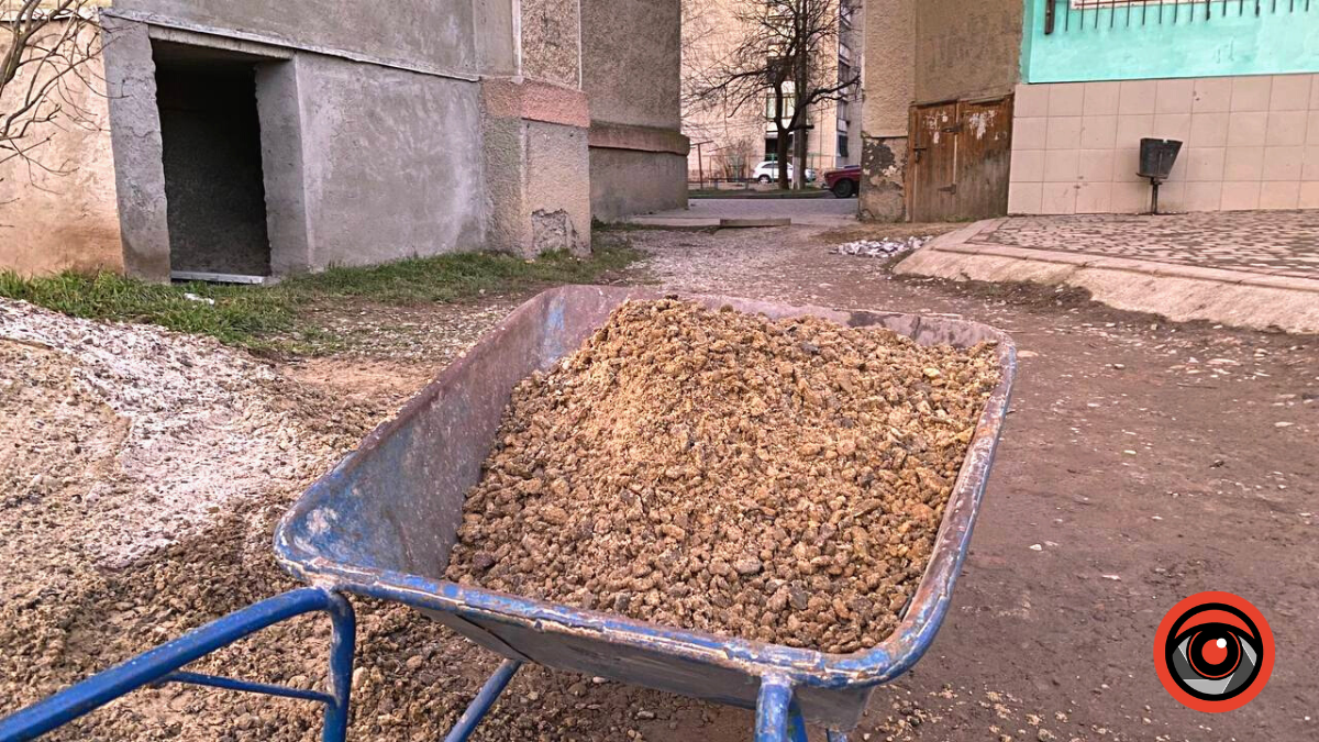 Коломиянин своїми силами облагороджує одну з пішохідних зон вулиці Моцарта 2