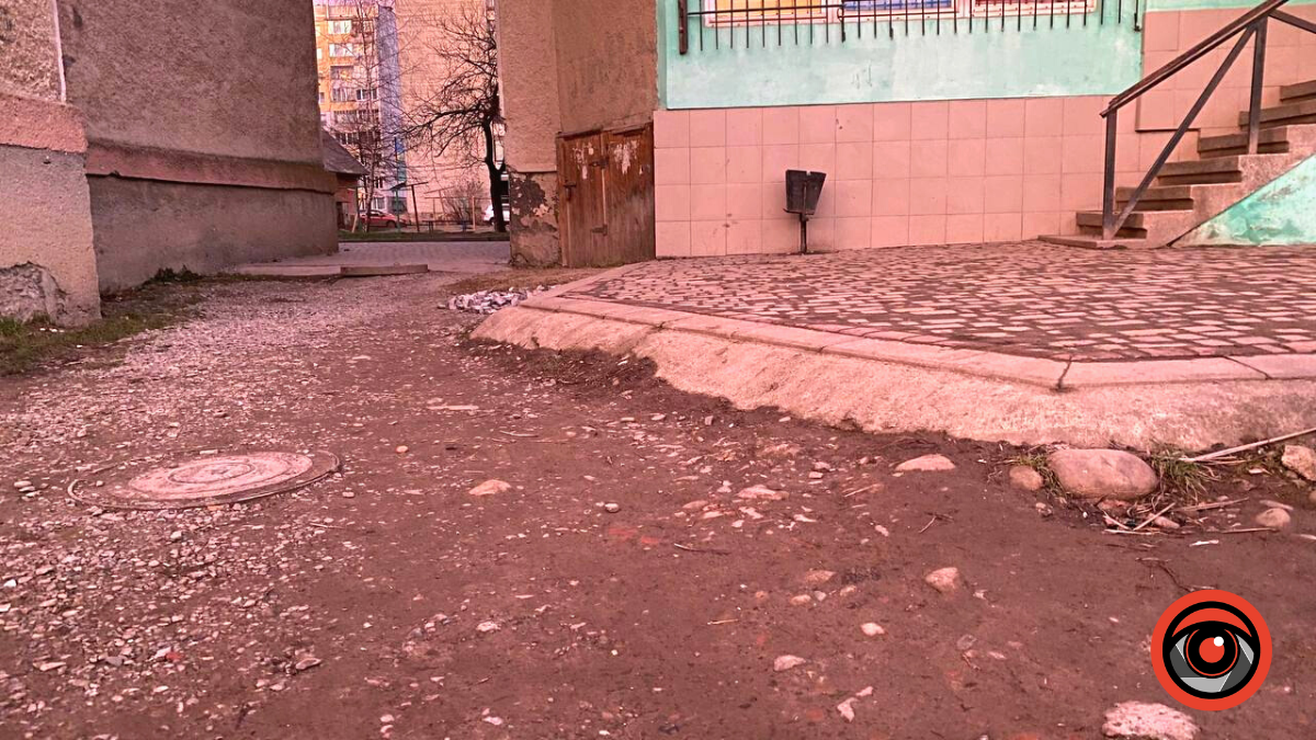 Коломиянин своїми силами облагороджує одну з пішохідних зон вулиці Моцарта 4