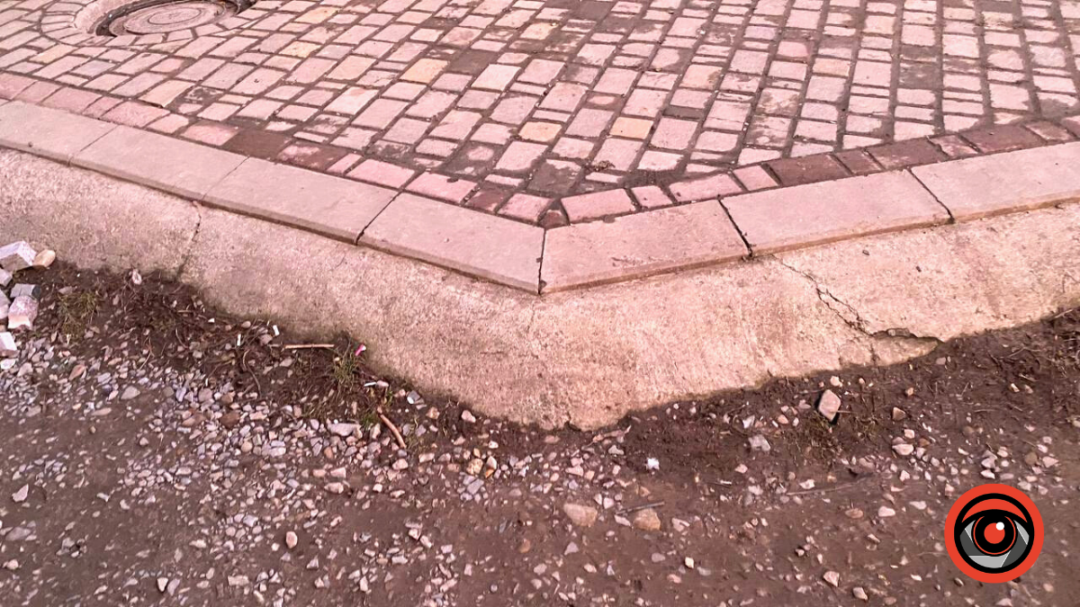 Коломиянин своїми силами облагороджує одну з пішохідних зон вулиці Моцарта 5