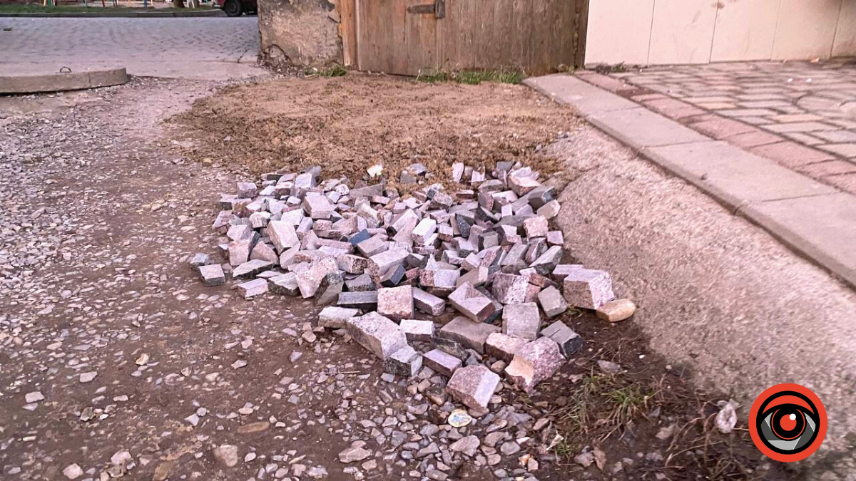 Коломиянин своїми силами облагороджує одну з пішохідних зон вулиці Моцарта 3