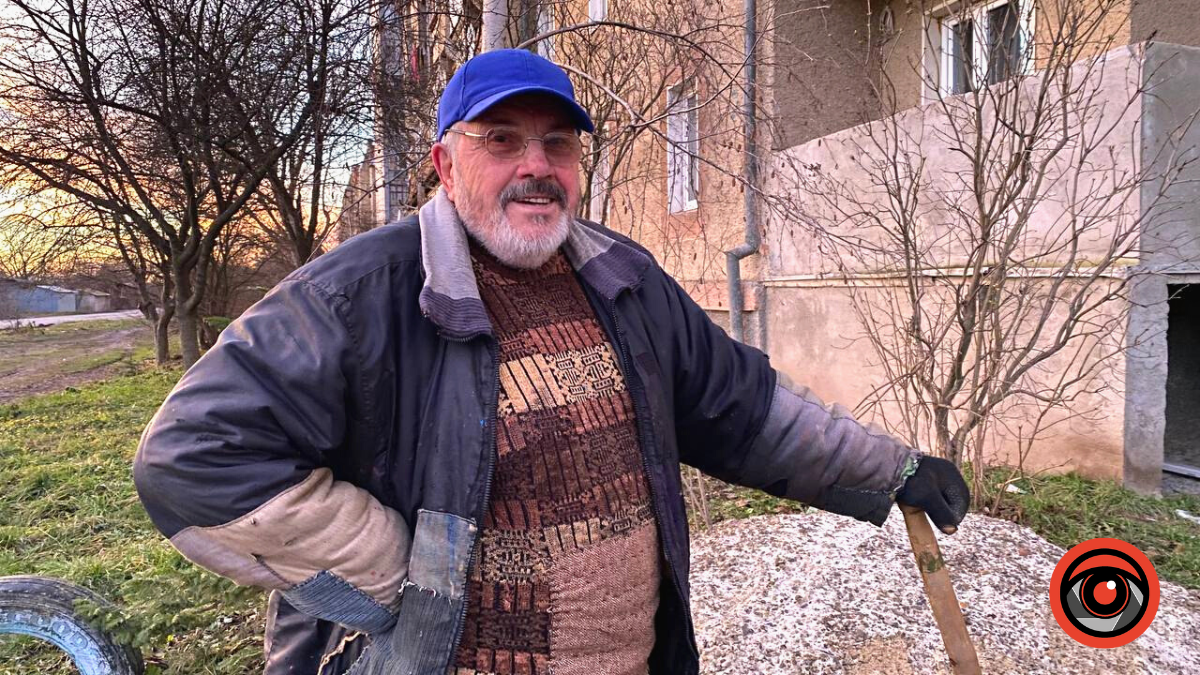 Коломиянин своїми силами облагороджує одну з пішохідних зон вулиці Моцарта 1