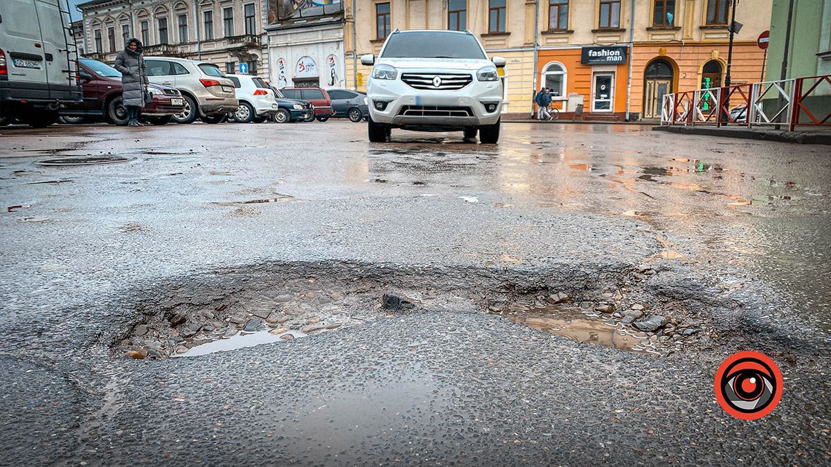 Яма на вул. Франка - біль коломийських автомобілістів 1