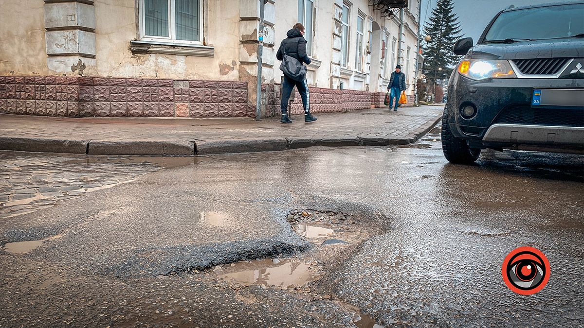 Проблему вирішено: надокучливу яму на Франка залатали 1