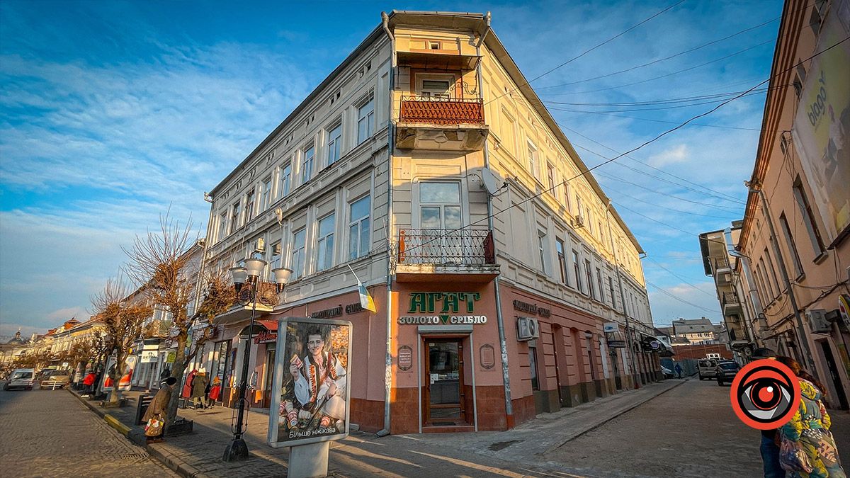 Історія будівлі, що вдивляється в ратушу: дім на площі Відродження, 18 8