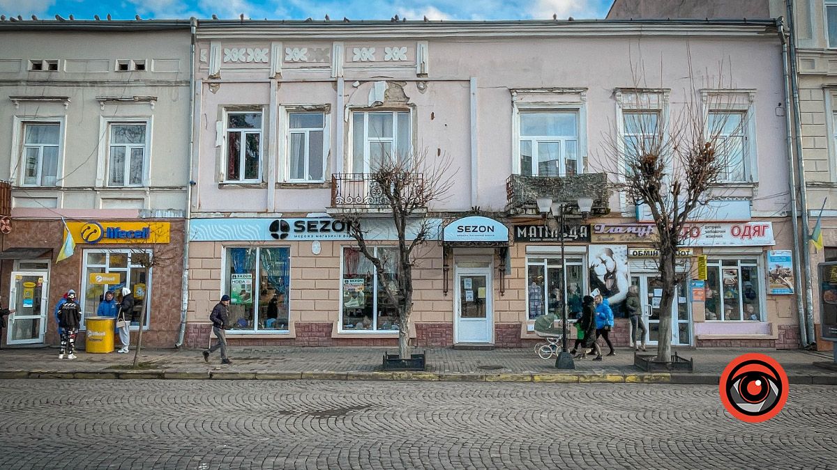 Історія будівлі, що вдивляється в ратушу: дім на площі Відродження, 18 5