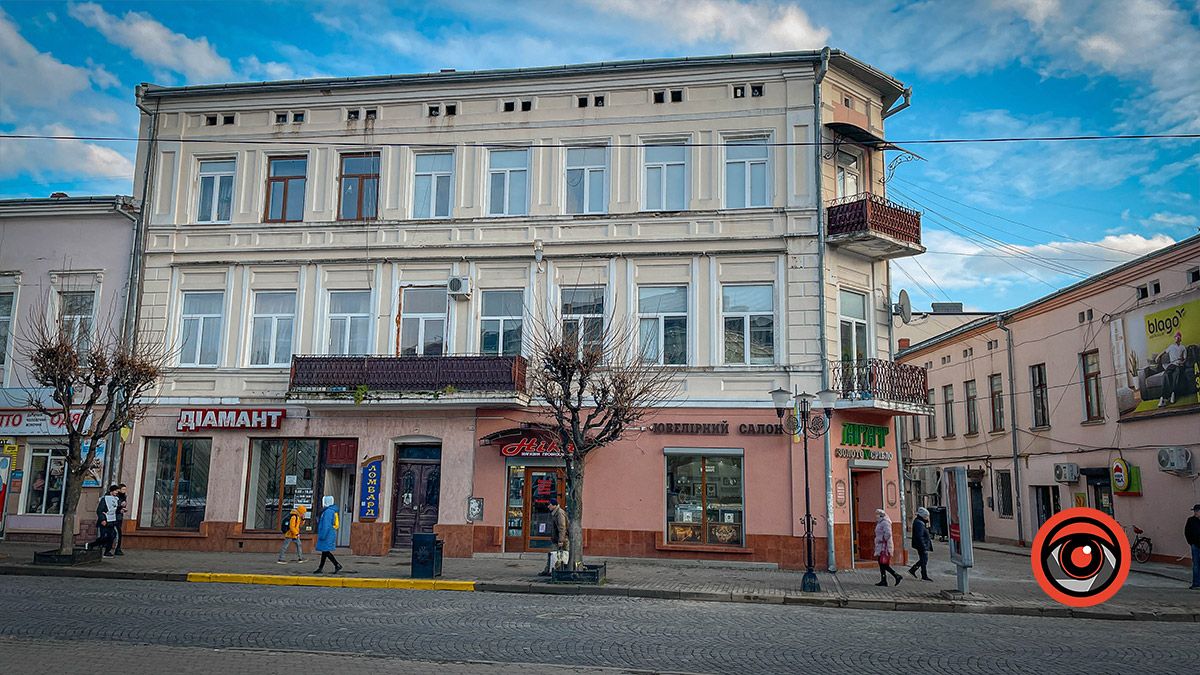 Розкішне приміщення у будинку-кораблі на площі Відродження ратуша продає з аукціону 5