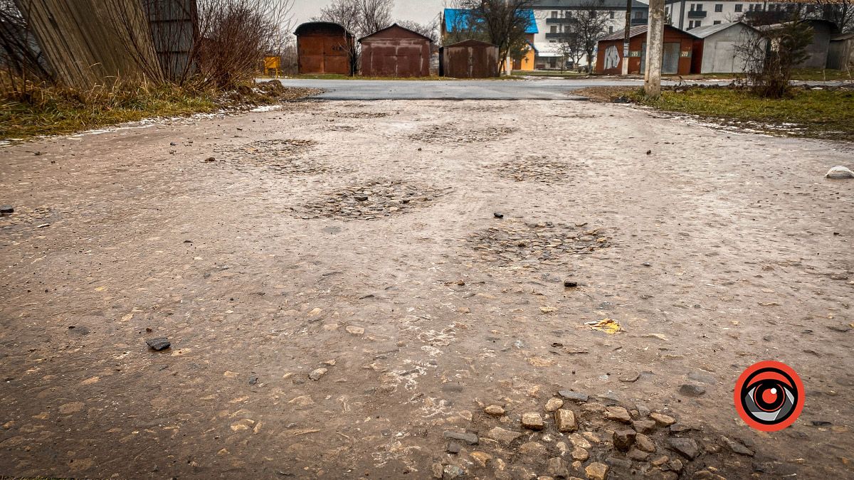 Забутий кут: мешканці Леонтовича просять завершити ремонт дороги 7