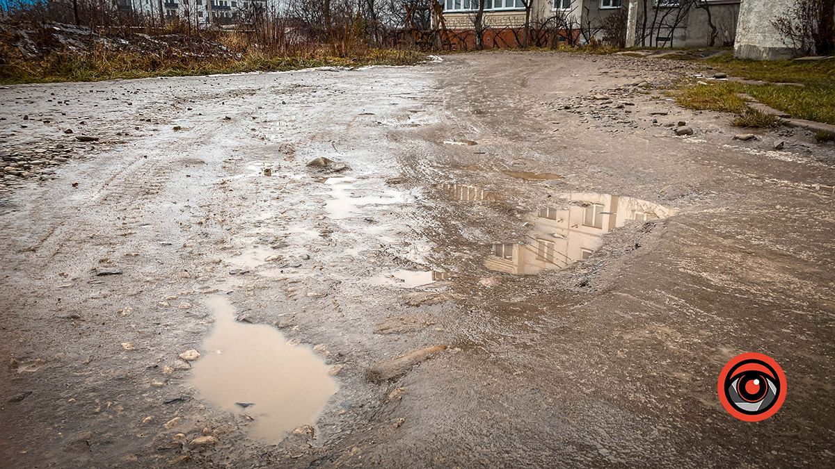 Забутий кут: мешканці Леонтовича просять завершити ремонт дороги 3