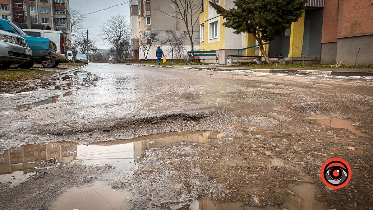 Забутий кут: мешканці Леонтовича просять завершити ремонт дороги 1
