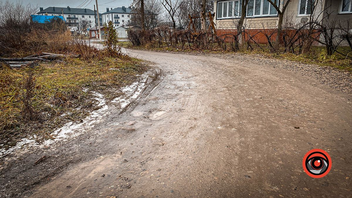 Забутий кут: мешканці Леонтовича просять завершити ремонт дороги 6