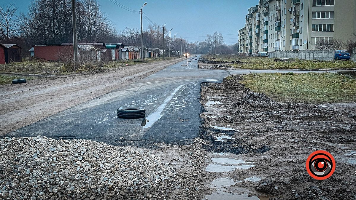 Асфальт проти болота: частина вул. Хмельницького має нове дорожнє покриття 4