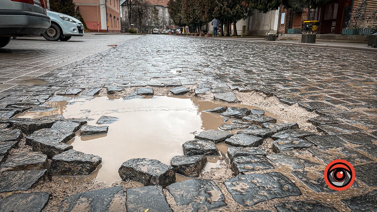 Сізіфова праця: на бульварі в Коломиї знову ями