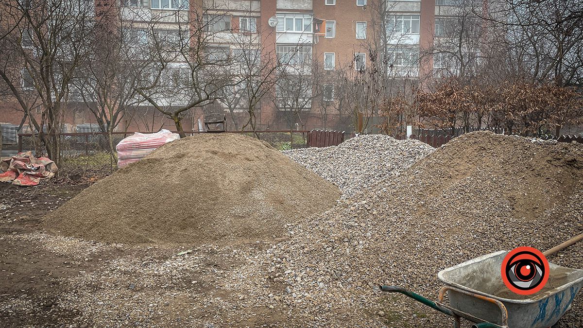 У мікрорайонні Мазепи в Коломиї ремонтують проїзди: скільки це коштує місту 13