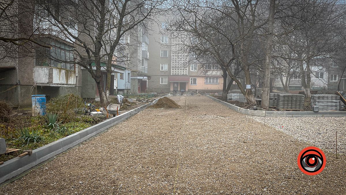 У мікрорайонні Мазепи в Коломиї ремонтують проїзди: скільки це коштує місту 12