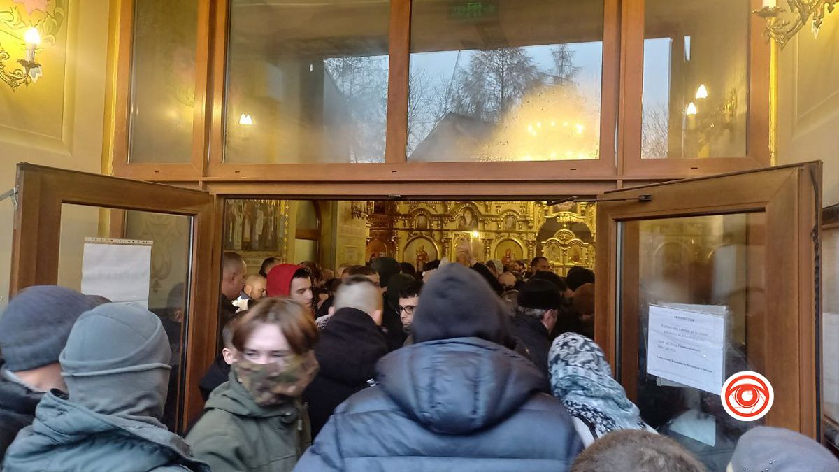У Франківську мешканці виступили проти “московського попа” 1