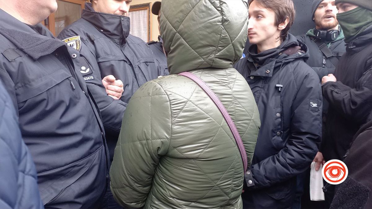 У Франківську мешканці виступили проти “московського попа” 4