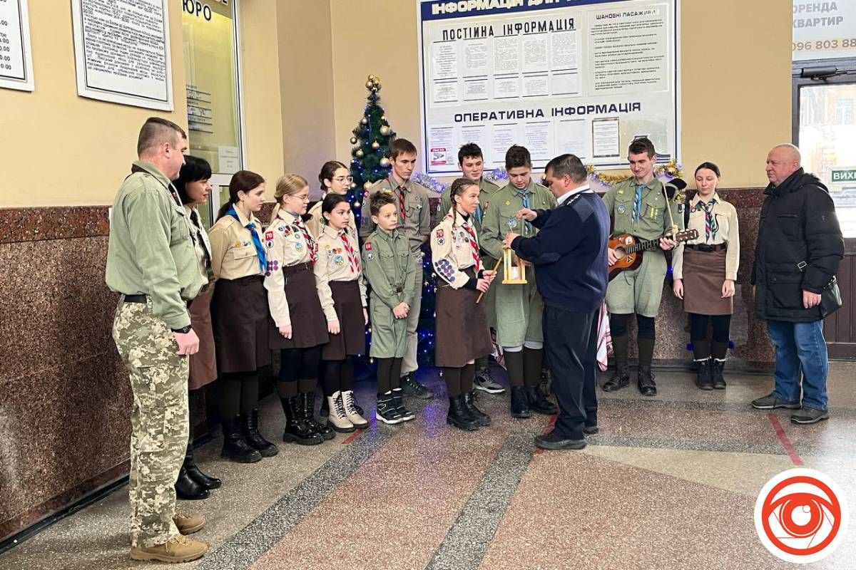 Пластуни передали залізничникам Вифлеємський Вогонь Миру 1