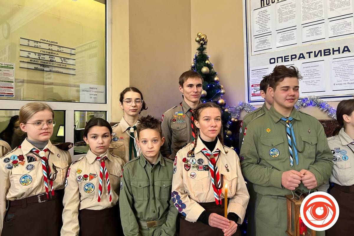 Пластуни передали залізничникам Вифлеємський Вогонь Миру