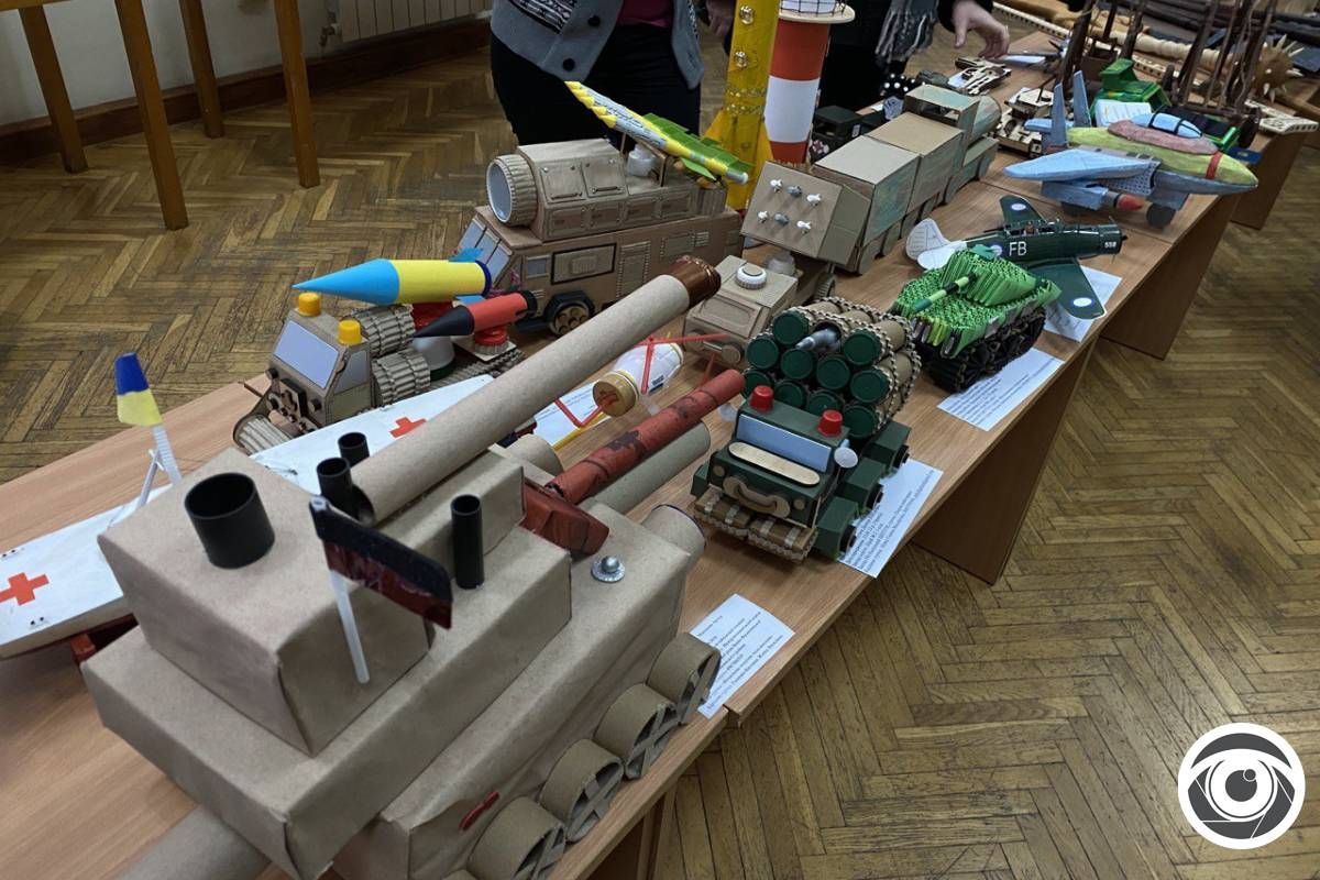 У Франківську відкрилась виставка моделей військової техніки, серед експонатів - роботи дітей з Коломийщини 4