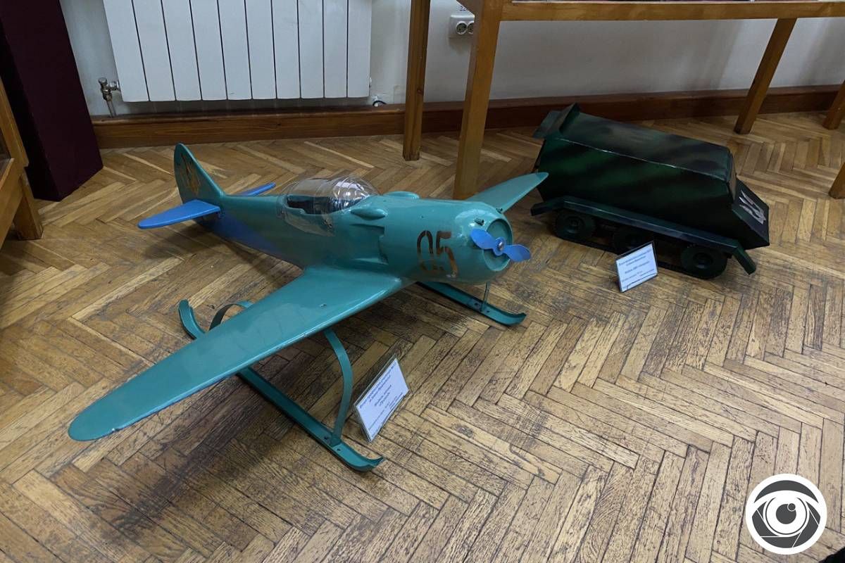 У Франківську відкрилась виставка моделей військової техніки, серед експонатів - роботи дітей з Коломийщини 3