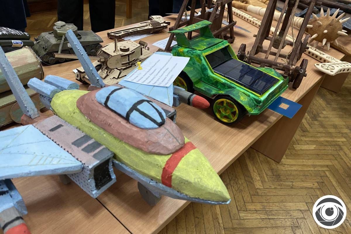 У Франківську відкрилась виставка моделей військової техніки, серед експонатів - роботи дітей з Коломийщини 2