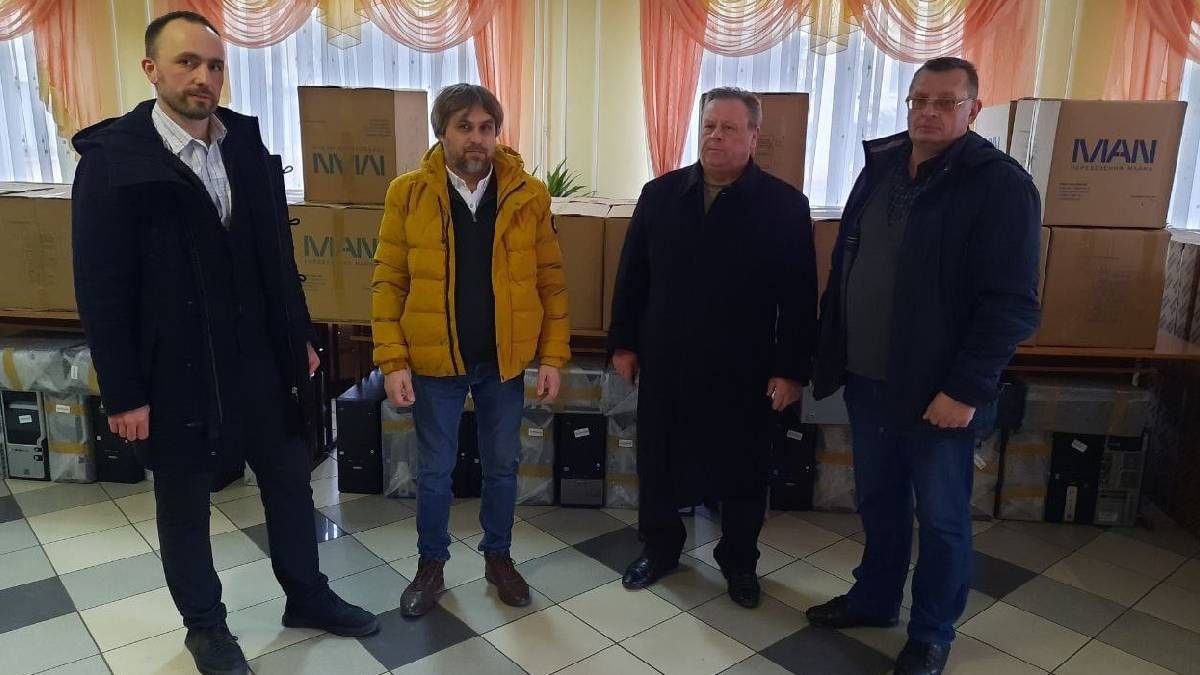 Прикарпатські навчальні заклади отримали понад 100 комп’ютерів