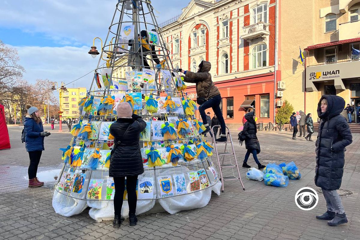 Ялинка Перемоги: у Франківську встановлюють особливе новорічне дерево 4