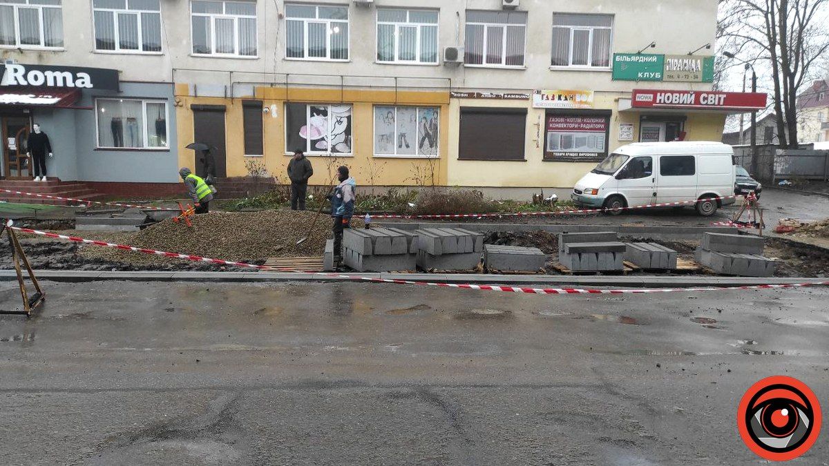 У Коломиї заплатили за тротуар, а зробили стоянку за майже 195 тис грн 2