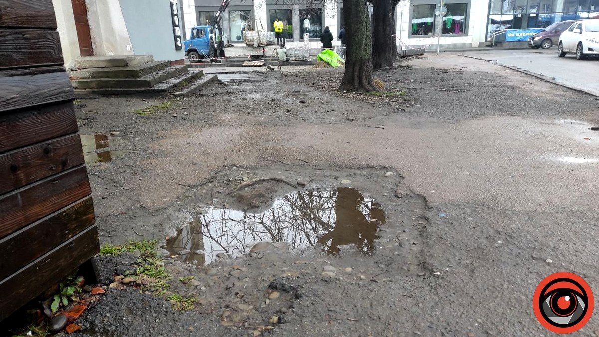 Відремонтований тротуар в Коломиї виявився платною парковкою, а роботи почались до оголошення тендеру 5