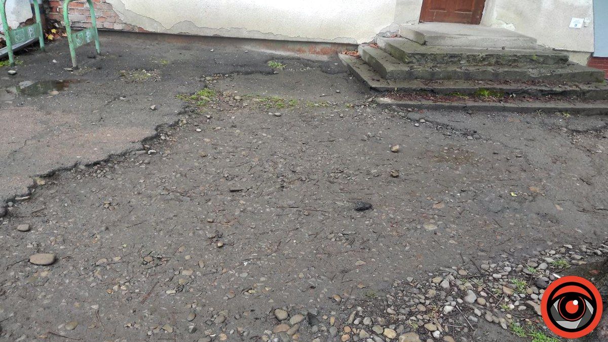 Не для людей, а для машин: ремонт на вул. Шухевича в Коломиї не торкнувся тротуарів 2