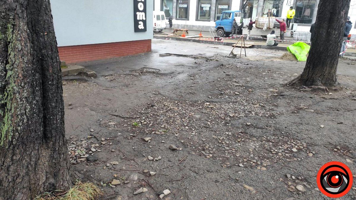 Відремонтований тротуар в Коломиї виявився платною парковкою, а роботи почались до оголошення тендеру 4