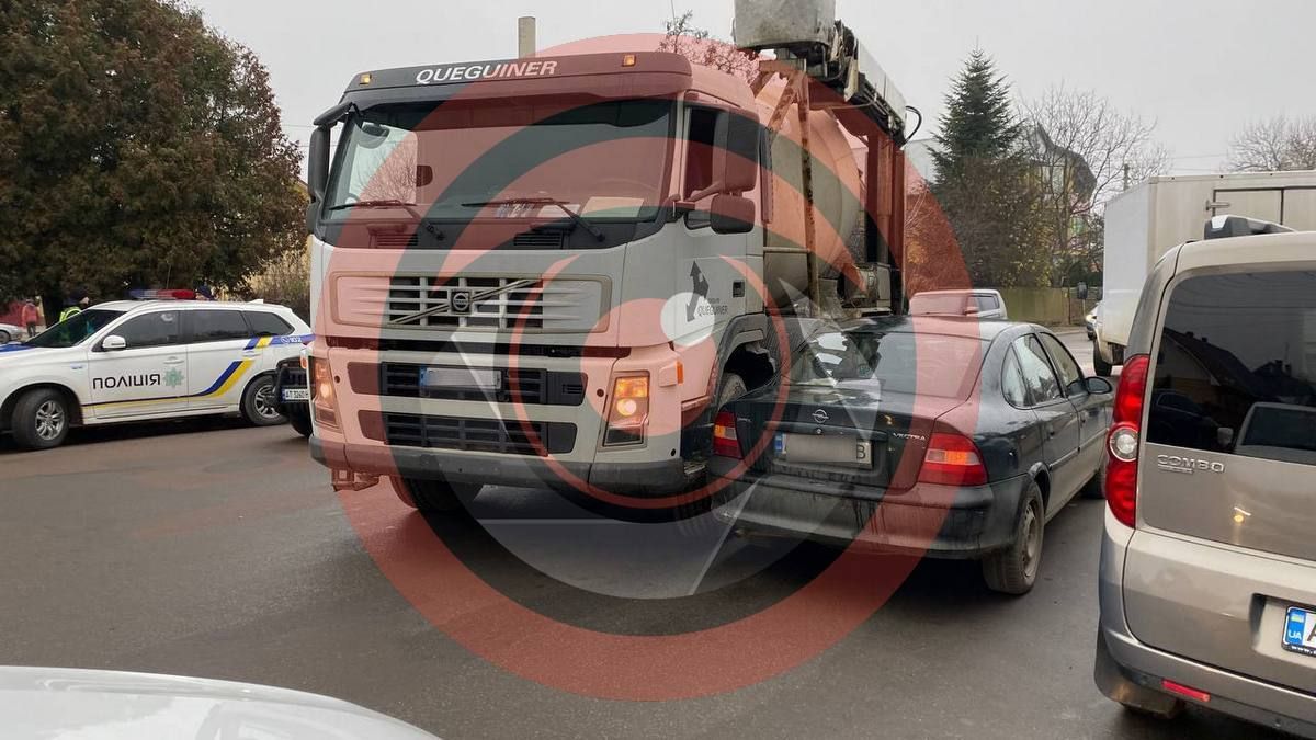 У Коломиї бетономішалка не розминулась із легковиком 2