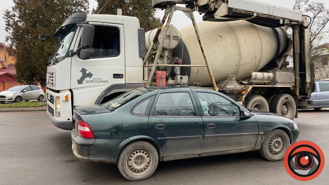 У Коломиї бетономішалка не розминулась із легковиком 1