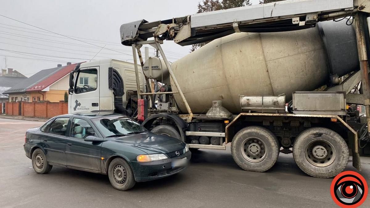 У Коломиї бетономішалка не розминулась із легковиком 5