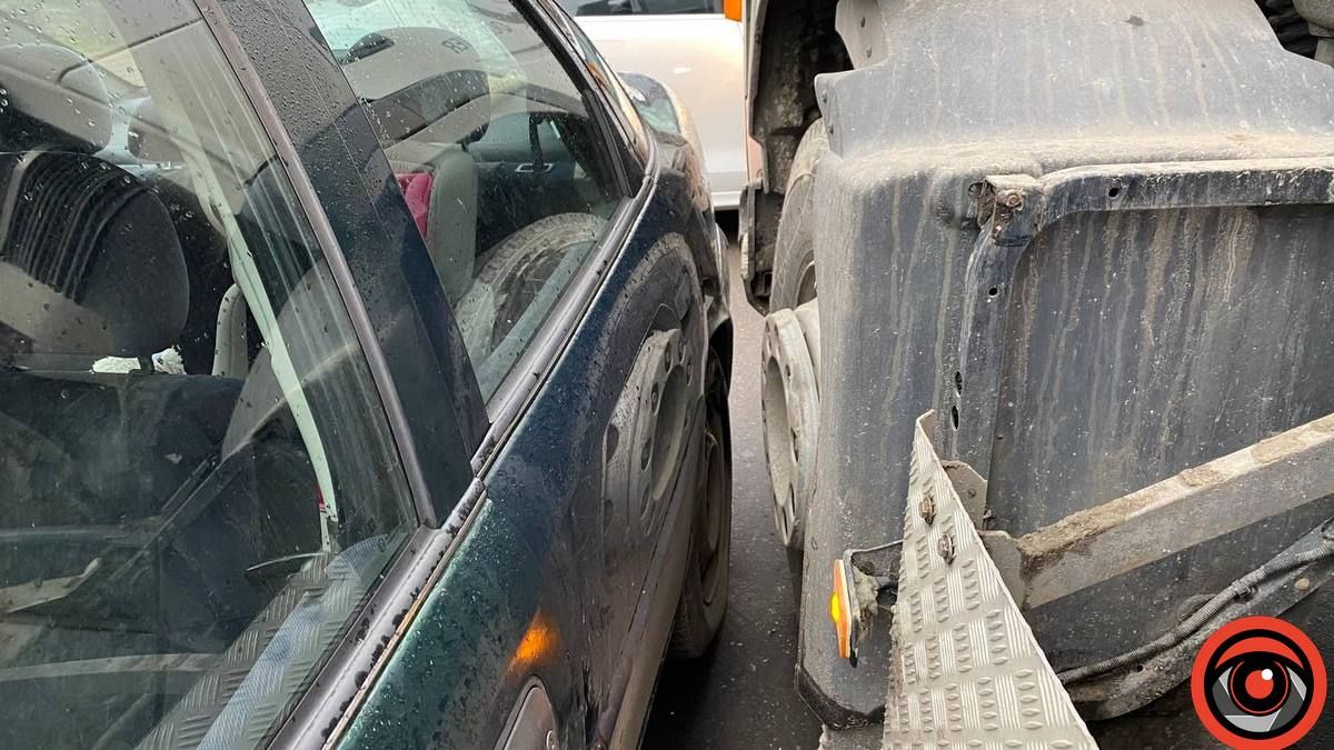 У Коломиї бетономішалка не розминулась із легковиком 4