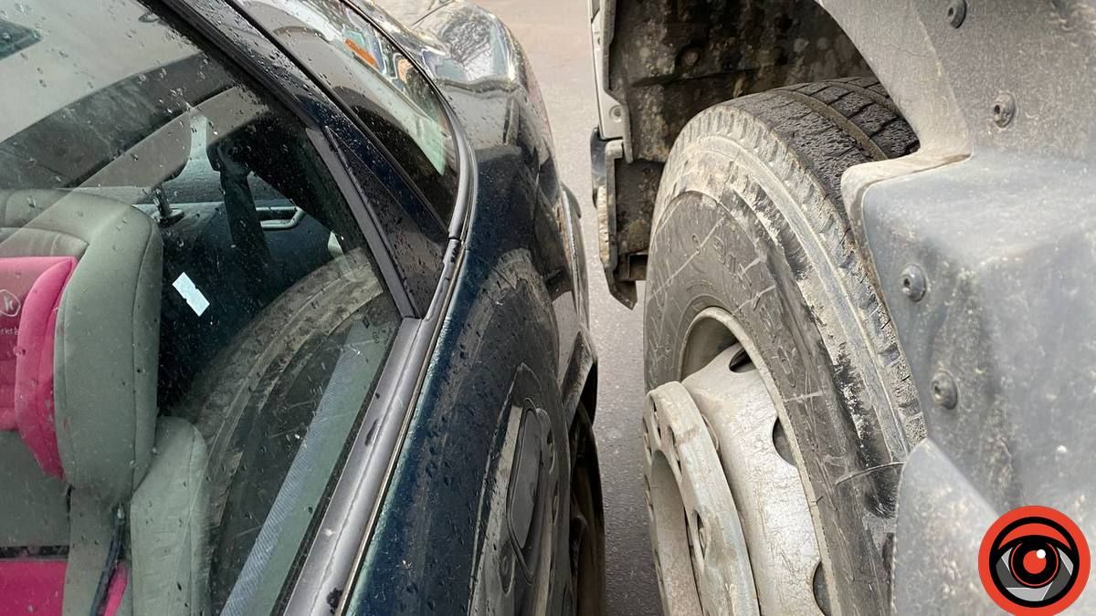 У Коломиї бетономішалка не розминулась із легковиком 3