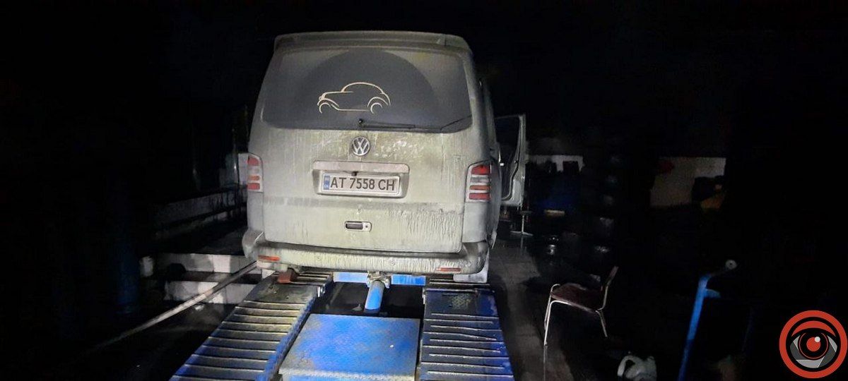 У гаражі в Коломиї спалахнув мікроавтобус 4