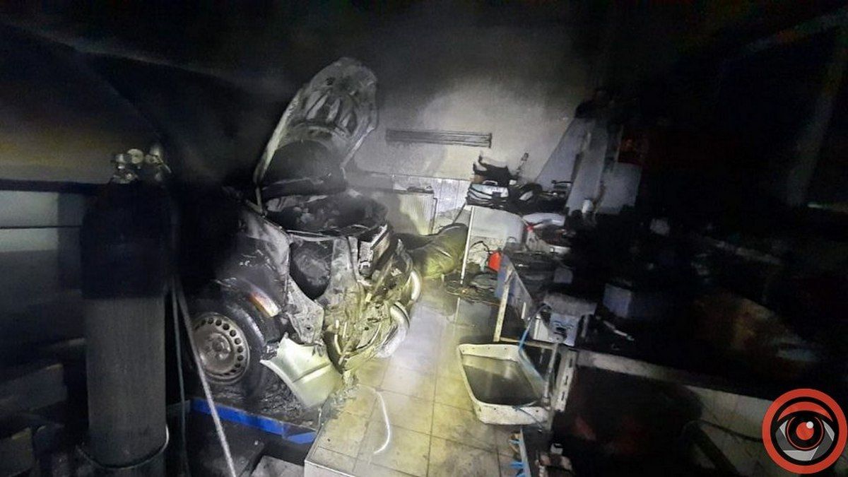 У гаражі в Коломиї спалахнув мікроавтобус