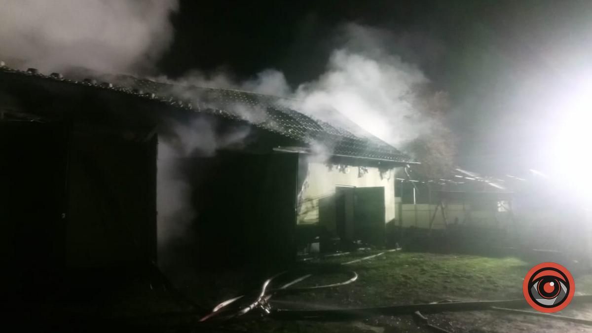 На Коломийщині вогонь знищив 2 автомобілі та дах