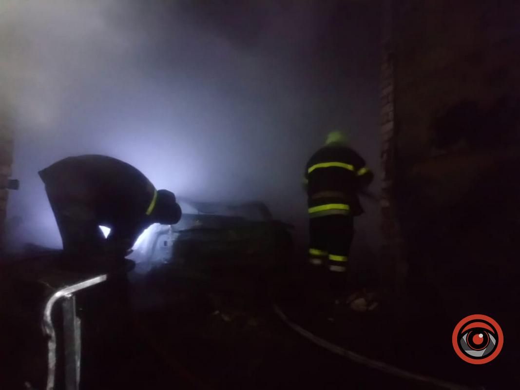 На Коломийщині вогонь знищив 2 автомобілі та дах 1